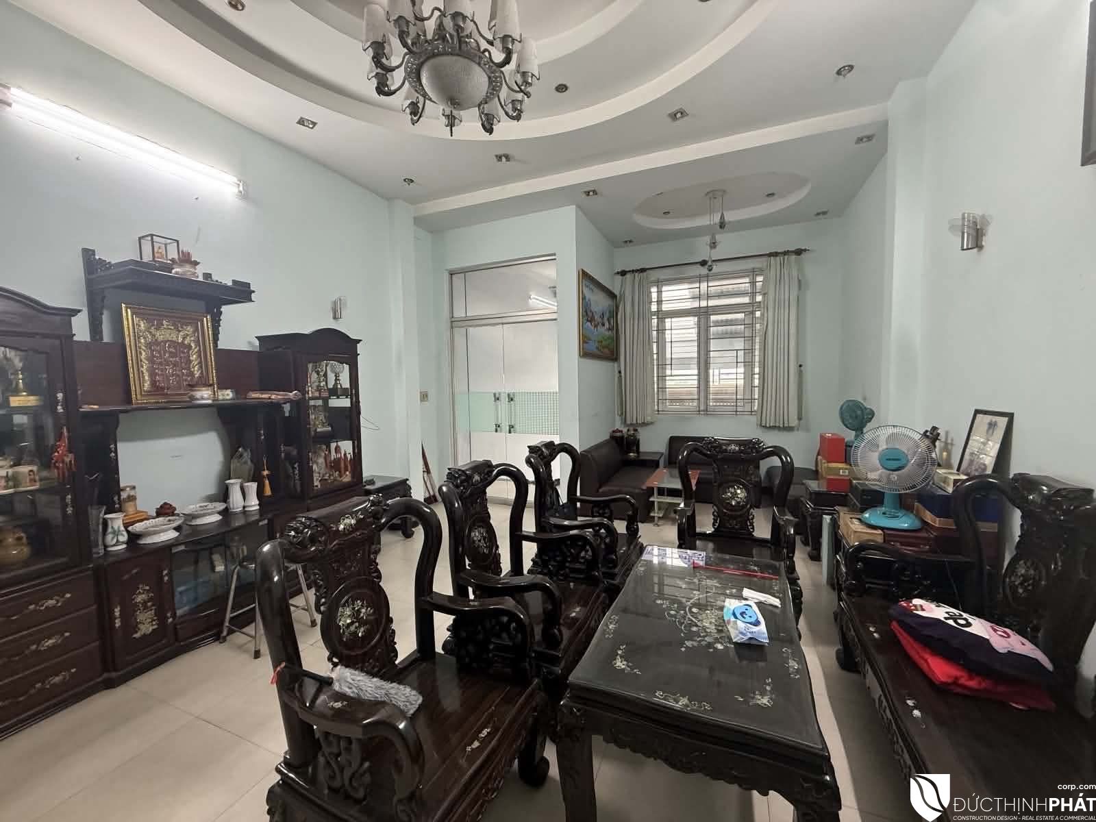 Phòng khách trang trí gỗ cẩm lai trần thạch cao nhà 30 đường C12 Tân Bình