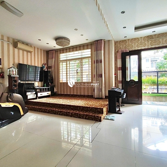 Biet thu Him Lam Binh Chanh mat tien rong
