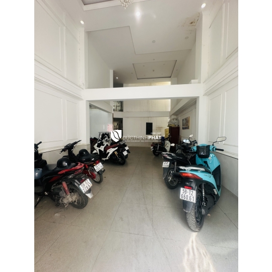 HẺM 8M – NHÀ ĐẸP – 17 PHÒNG CHO THUÊ FULL – DOANH THU 85 TRIỆU/THÁNG – SỔ NỞ HẬU – HOÀN CÔNG – CÓ THANG MÁY